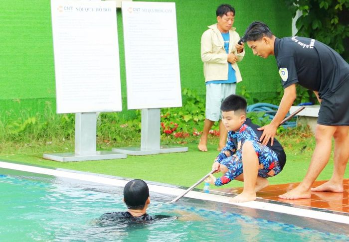 Thực hành kỹ năng cứu hộ người bị đuối nước.