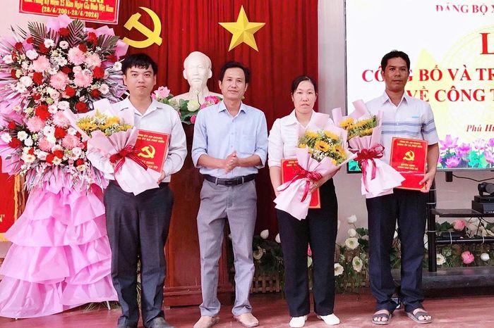 Phó Bí thư Thường trực Đảng ủy xã Phùng Thế Vinh trao quyết định chỉ định cán bộ.