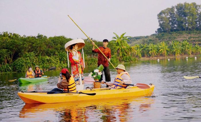  Du khách tham quan điểm du lịch sinh thái Bầu Tiên (xã Kiên Lao). 