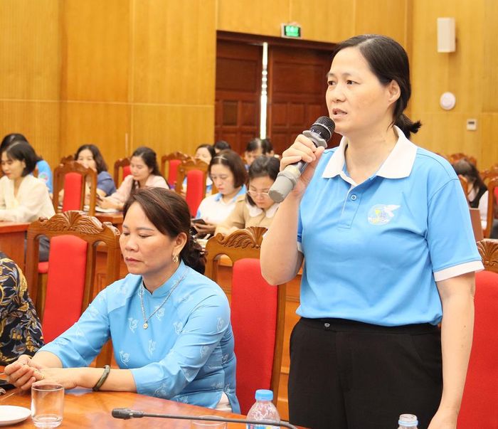  Chủ tịch Hội Liên hiệp Phụ nữ phường Võ Cường phát biểu ý kiến tại hội nghị. 
