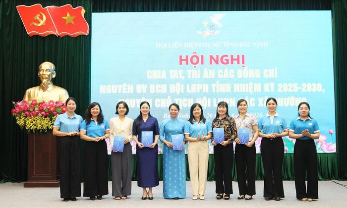  Hội Liên hiệp Phụ nữ tỉnh chúc mừng và chia tay các Chủ tịch Hội Liên hiệp Phụ nữ cơ sở chuyển công tác. 