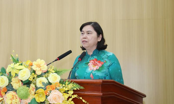  Đồng chí Trần Thị Hằng phát biểu tại kỳ họp. 