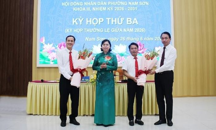  Đồng chí Trần Thị Hằng và lãnh đạo Đảng ủy phường Nam Sơn chúc mừng các đồng chí được bầu giữ chức Ủy viên UBND, Phó Chủ tịch UBND phường khóa III, nhiệm kỳ 2026-2031. 