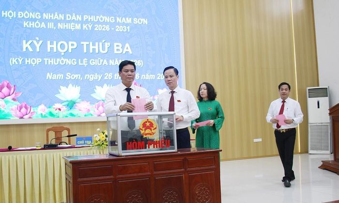  Đại biểu HĐND phường Nam Sơn bỏ phiếu bầu chức danh Ủy viên UBND phường khóa III, nhiệm kỳ 2026-2031. 