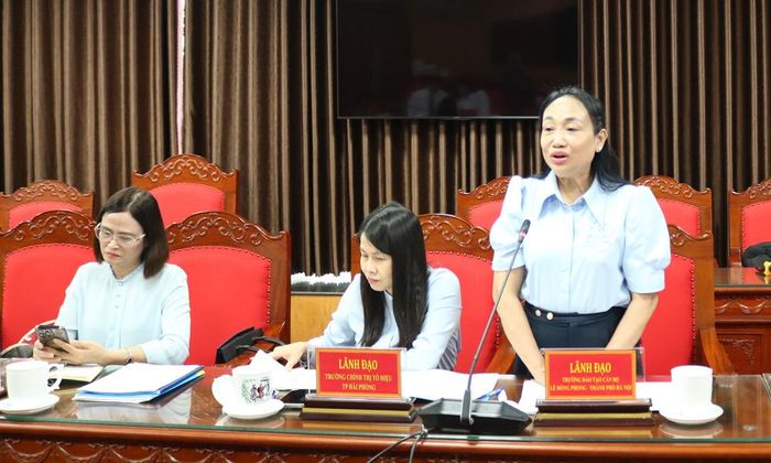  Đại diện Trường Đào tạo cán bộ Lê Hồng Phong thành phố Hà Nội trao đổi tại hội thảo. 