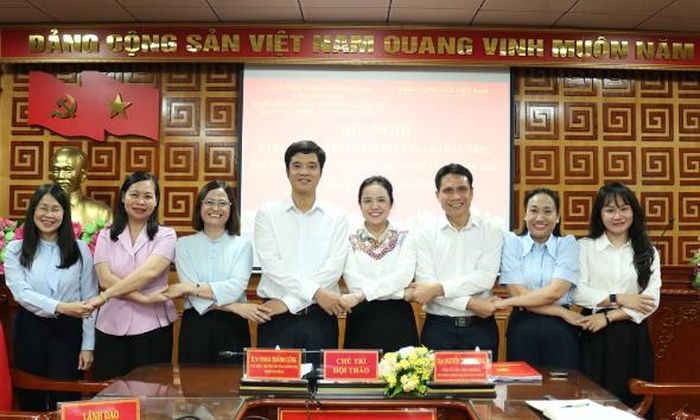  Lãnh đạo các trường chính trị trong Cụm thi đua khu vực đồng bằng sông Hồng đoàn kết thực hiện nhiệm vụ theo Giao ước thi đua. 