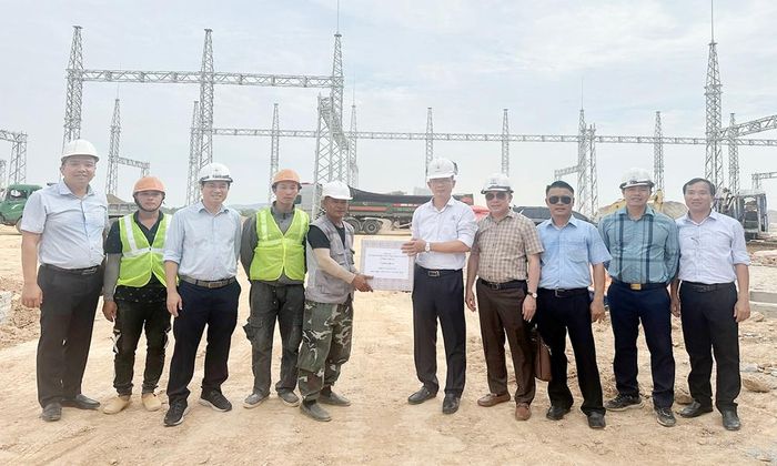  Đồng chí Nguyễn Ngọc Tân và đoàn công tác tặng quà động viên người lao động thi công dự án Trạm biến áp 220kV Yên Dũng. 