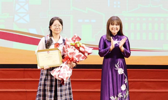  Tác giả Đặng Thanh Hoài (thành phố Hồ Chí Minh) được trao giải Nhất cuộc thi viết về “Bữa cơm gia đình - Ấm áp yêu thương”. 