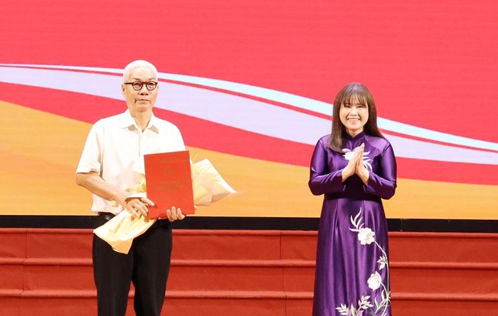  Lãnh đạo Cục Văn hóa cơ sở, Gia đình và Thư viện trao giải Nhất sáng tác tranh cổ động tuyên truyền về hệ giá trị gia đình cho tác giả Nguyễn Công Quang (Hà Nội) 