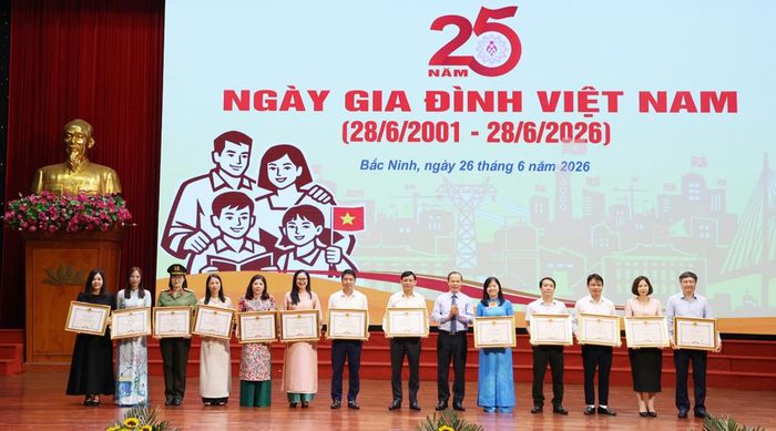  Đồng chí Mai Sơn trao Bằng khen của Chủ tịch UBND tỉnh Bắc Ninh cho các tập thể, cá nhân tiêu biểu trong công tác gia đình. 