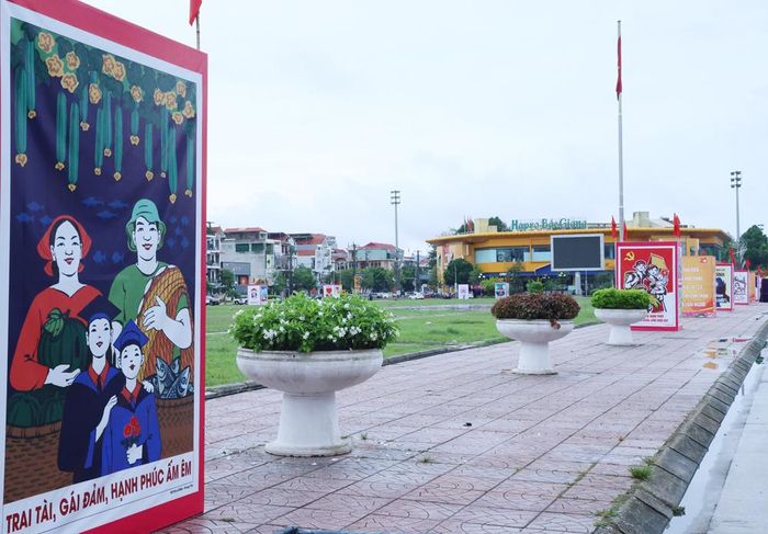  Tranh cổ động tuyên truyền về gia đình tại Quảng trường 3/2. 