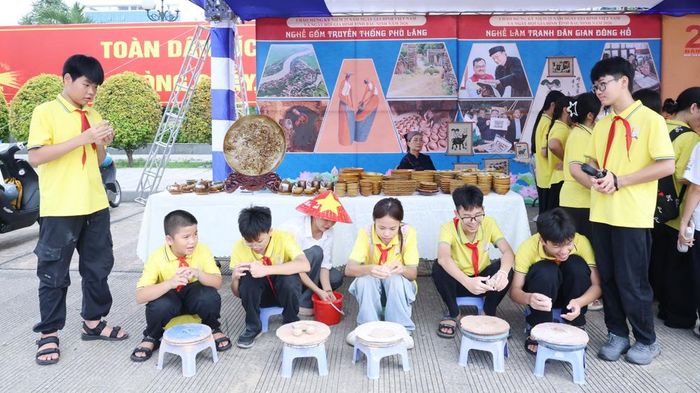  Các bạn trẻ hào hứng trải nghiệm nặn gốm Phù Lãng trong không gian Ngày hội. 