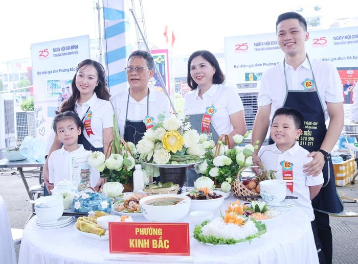  Gia đình đến từ phường Kinh Bắc tham gia cuộc thi nấu ăn “Bữa cơm gia đình - Hương vị Kinh Bắc”. 