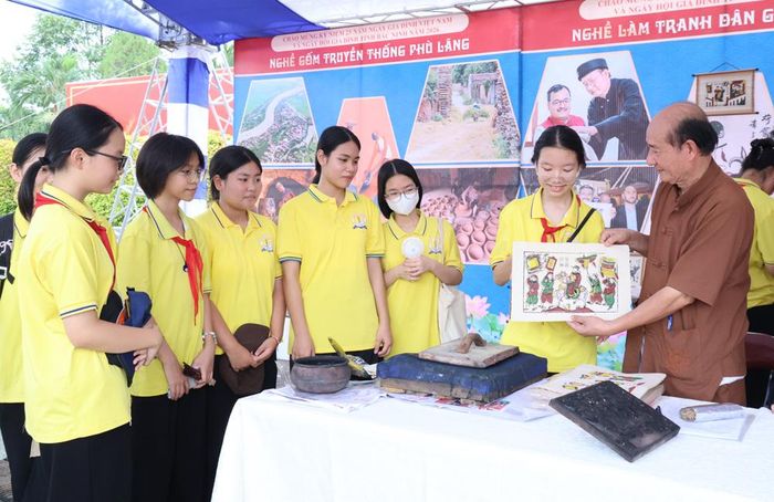  Thanh thiếu nhi trải nghiệm in tranh Đông Hồ tại Ngày hội Gia đình. 