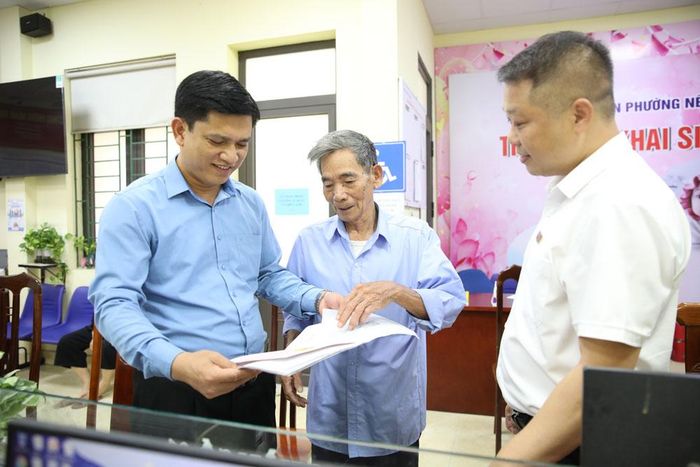  Đồng chí Nguyễn Văn Mạnh, Bí thư Đảng ủy phường Nếnh xem xét hồ sơ của công dân, chỉ đạo Trung tâm Phục vụ Hành chính công nhanh chóng giải quyết. 