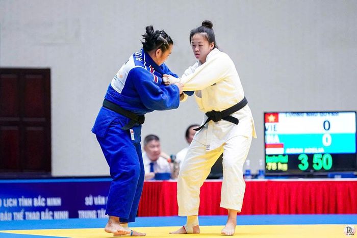  Võ sĩ Lương Như Quỳnh (phải) - niềm hy vọng vàng của Judo Bắc Ninh tại Đại hội Thể thao toàn quốc lần thứ X. 