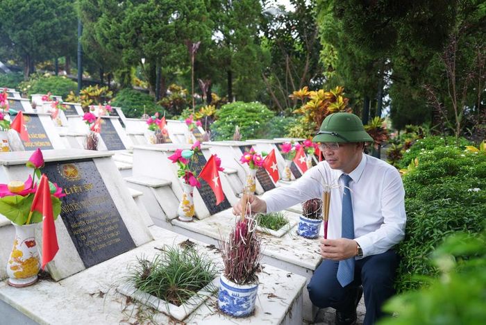  Đồng chí Phan Thế Tuấn dâng hương tại phần mộ liệt sĩ quê Bắc Giang (nay là tỉnh Bắc Ninh) ở Nghĩa trang Liệt sĩ Quốc gia Vị Xuyên. 