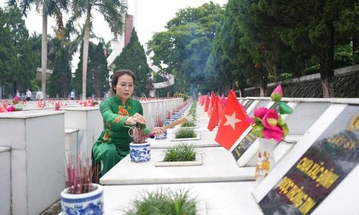  Đồng chí Nguyễn Thị Hương dâng hương tại phần mộ liệt sĩ chưa xác định được danh tính ở Nghĩa trang Liệt sĩ Quốc gia Vị Xuyên. 