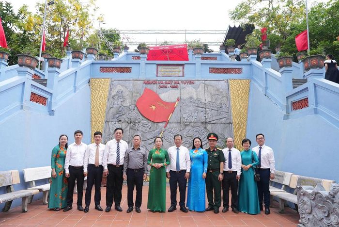  Đoàn công tác tỉnh Bắc Ninh chụp ảnh lưu niệm tại Bia chiến thắng - Điểm cao 468. 