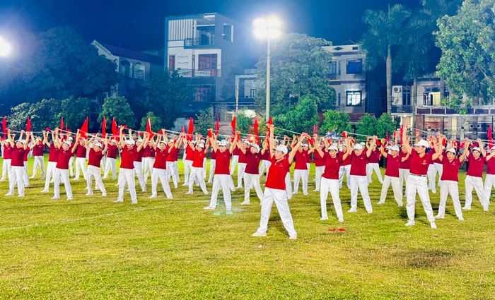  Màn đồng diễn của Hội Người cao tuổi xã Tam Đa tại lễ khai mạc. 