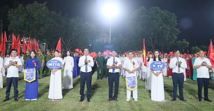  Các đại biểu trao Cờ lưu niệm cho các khối diễu hành tham gia lễ khai mạc. 