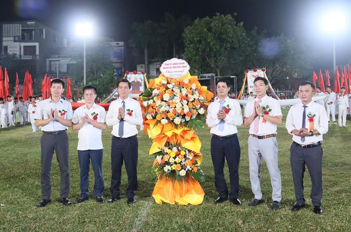  Phó Chủ tịch UBND tỉnh Lê Xuân Lợi (thứ 3 từ trái qua) tặng hoa chúc mừng Đại hội. 