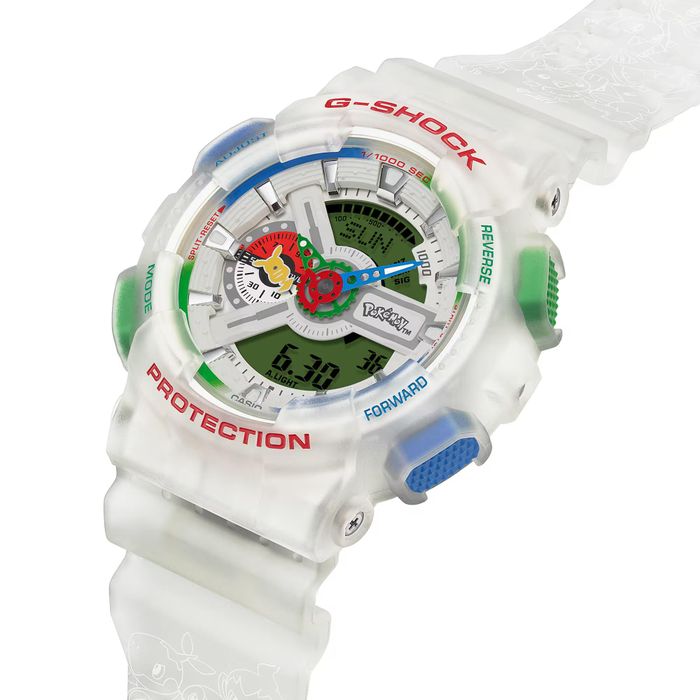 Góc nhìn nghiêng làm nổi bật bộ vỏ trong suốt và các nút bấm màu sắc của Casio G-Shock Pokémon GA-110PKM-7A