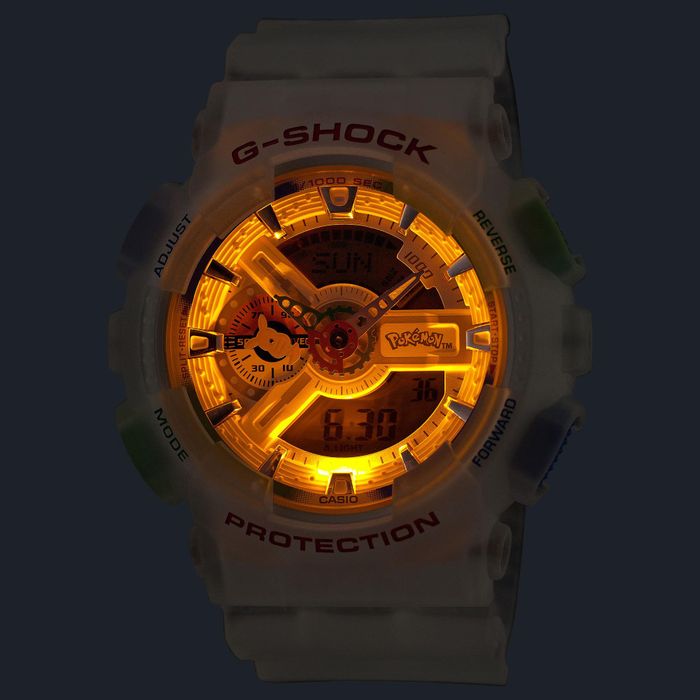 Casio G-Shock Pokémon GA-110 với đèn nền LED màu hổ phách trong điều kiện thiếu sáng