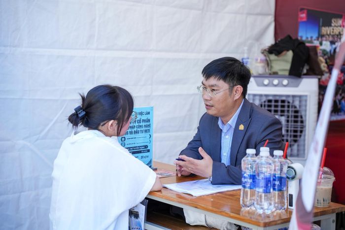 Nhiều doanh nghiệp chủ động tìm kiếm nhân sự, tạo cơ hội việc làm cho nhiều đối tượng người lao động. Ảnh: ĐVCC