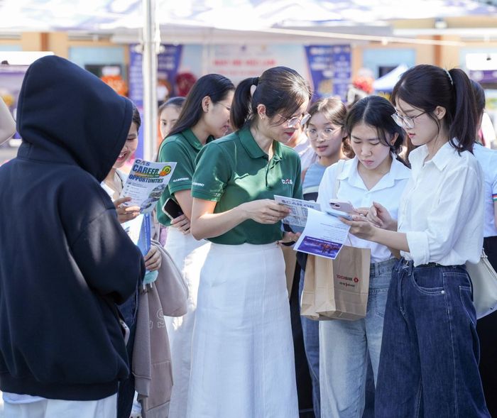 Đông đảo sinh viên, người lao động tại ngày hội việc làm năm 2026. Ảnh: ĐVCC