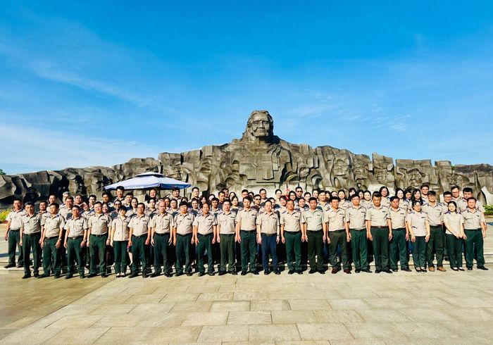 Đoàn công tác Thi hành án dân sự thành phố Đà Nẵng chụp ảnh lưu niệm tại Tượng đài Mẹ Việt Nam anh hùng. Ảnh: ĐĂNG NGUYÊN