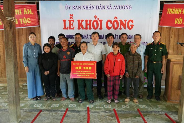 UBND xã Avương trao hỗ trợ xóa nhà tạm, nhà dột nát cho con đẻ của người hoạt động cách mạng bị nhiễm chất độc hóa học. Ảnh: Địa phương cung cấp