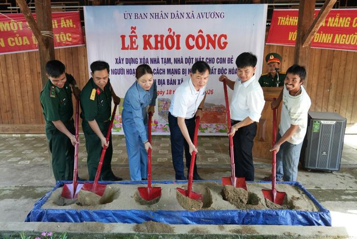 UBND xã Avương khởi công xóa nhà tạm, nhà dột nát cho đối tượng là con đẻ của người hoạt động kháng chiến bị nhiễm chất độc hóa học. Ảnh: Địa phương cung cấp