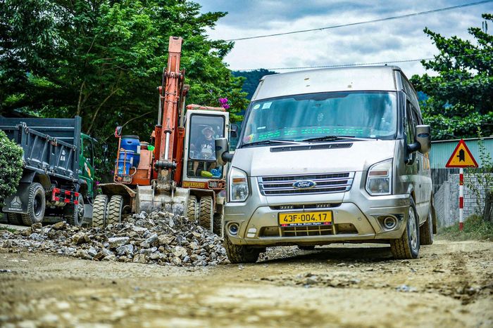 Mặt đường nhỏ hẹp khiến các phương tiện vận tải lưu thông khó khăn, trở thành điểm nghẽn trong khai thác lợi thế Cửa khẩu quốc tế Nam Giang. Ảnh: N.VIẾT