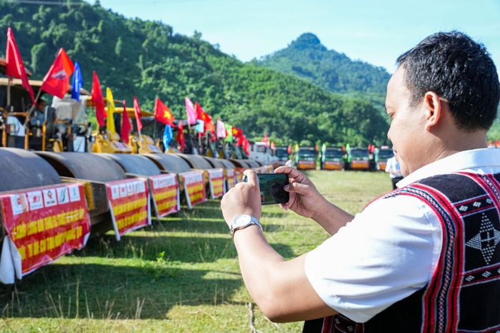 Anh Zơrâm Đa, người dân địa phương ghi lại bức ảnh kỷ niệm ngày khởi công công trình có ý nghĩa quan trọng đối với đồng bào vùng cao. Ảnh: T.CÔNG