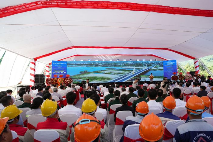 Đông đảo đại biểu, người dân dự buổi lễ khởi công dự án. Ảnh: T.CÔNG