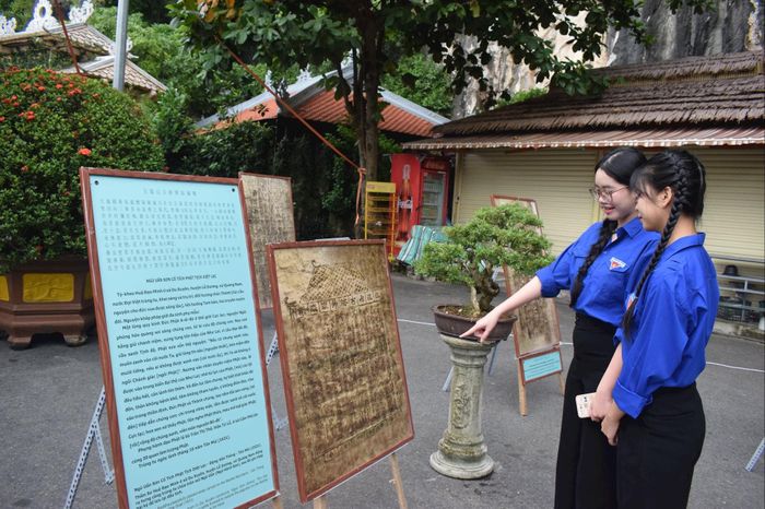 Tư liệu ma nhai Ngũ Hành Sơn được trưng bày tại lễ hội ở địa phương, thu hút nhiều bạn trẻ quan tâm. Ảnh: ĐOÀN HẠO LƯƠNG