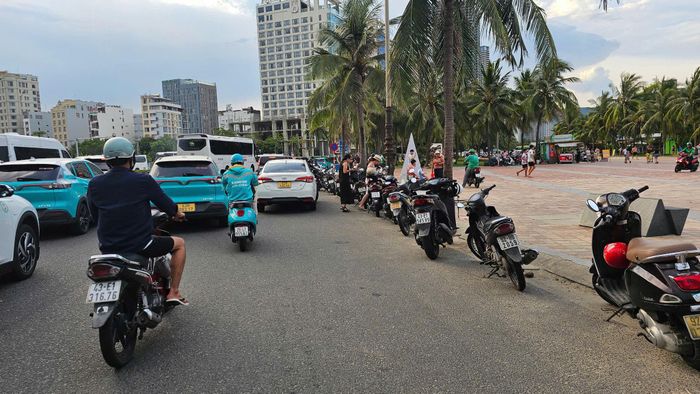 Tuy nhiên, khi không có mặt lực lượng chức năng, nhiều đoạn tuyến bị lấn chiếm để xe trở lại. Ảnh: THÀNH LÂN