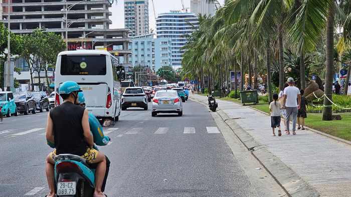 Người dân và du khách có thể đi bộ trên vỉa hè. Ảnh: THÀNH LÂN