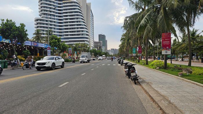 Tuyến Võ Nguyên Giáp (đoạn từ Phan Tứ đến Võ Văn Kiệt) thường xuyên bị lấn chiếm vào các khung giờ cao điểm. Ảnh: THÀNH LÂN