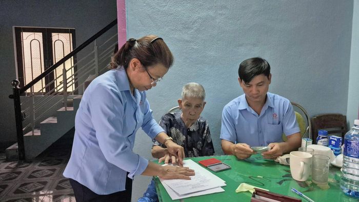 Tổ hỗ trợ lưu động của xã miệt mài tỏa đi các thôn để phục vụ nhân dân. Ảnh: Xã Quế Phước