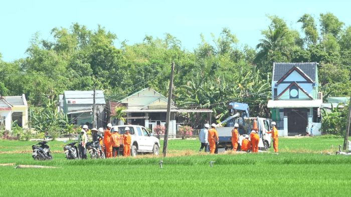 Ngành điện đang khắc phục sớm nhất để đóng điện trở lại. Ảnh: GIANG BIÊN