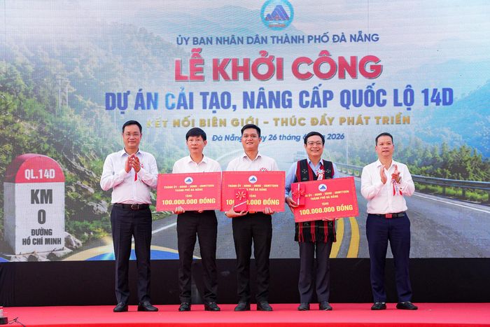 Bí thư Thành ủy Lê Ngọc Quang (bìa trái) và Chủ tịch UBND thành phố Nguyễn Mạnh Hùng (bìa phải) trao hỗ trợ cho các gia đình chính sách, hộ nghèo thuộc địa bàn các xã có dự án đi qua. Ảnh: T.CÔNG