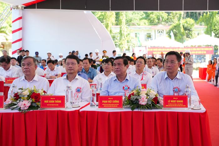 Bí thư Thành ủy Lê Ngọc Quang (ngoài cùng bên phải) cùng các đại biểu dự lễ khởi công. Ảnh: T.CÔNG