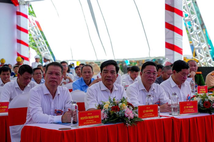 Chủ tịch UBND thành phố Nguyễn Mạnh Hùng (ngoài cùng bên trái) cùng các đại biểu dự lễ khởi công. Ảnh: T.CÔNG