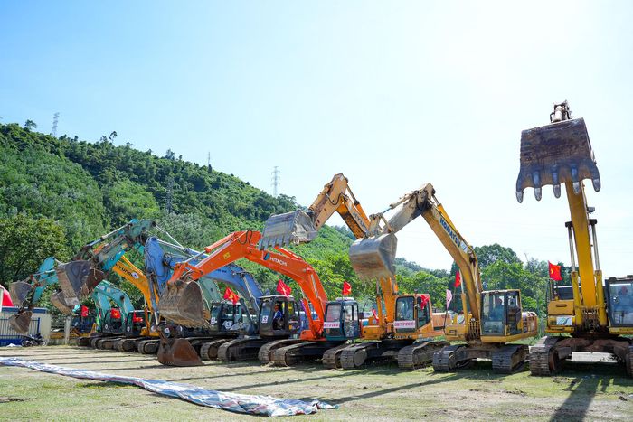 Máy móc, trang thiết bị sẵn sàng cho công tác thi công. Ảnh: T.CÔNG