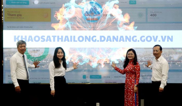 Đại biểu bấm nút công bố Hệ thống khảo sát mức độ hài lòng đối với người dân, doanh nghiệp trên địa bàn thành phố. Ảnh: TRỌNG HUY