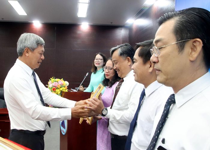 Phó Chủ tịch UBND thành phố Hồ Quang Bửu trao Bằng khen của Chủ tịch UBND thành phố cho các tập thể xuất sắc trong công tác cải cách hành chính năm 2025. Ảnh: TRỌNG HUY