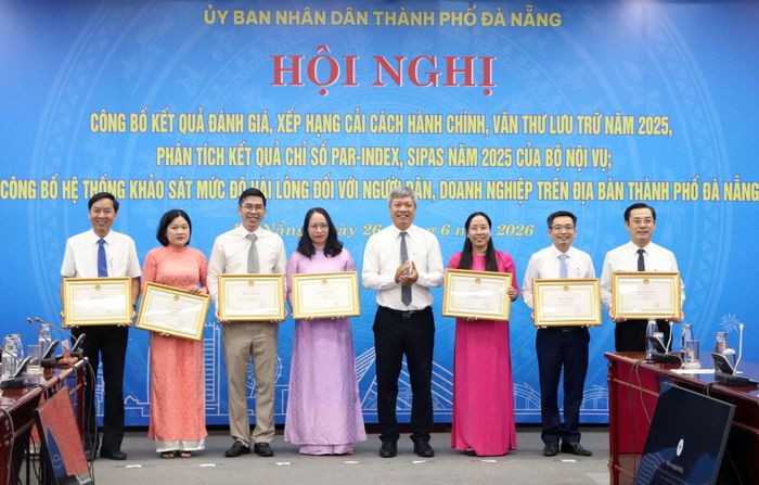Phó Chủ tịch UBND thành phố Hồ Quang Bửu trao Bằng khen của Chủ tịch UBND thành phố cho các tập thể xuất sắc trong công tác văn thư lưu trữ năm 2025. Ảnh: TRỌNG HUY
