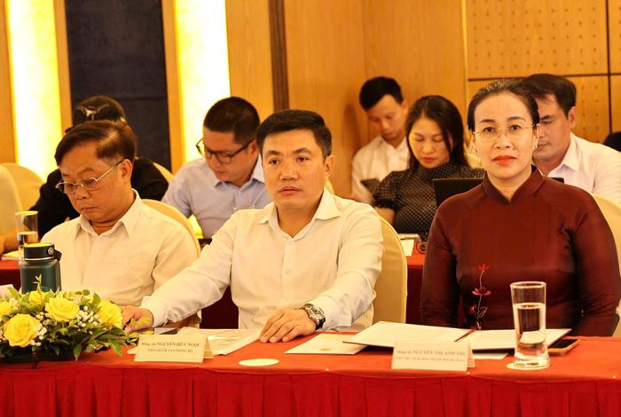 Phó Chủ tịch UBND thành phố Đà Nẵng Nguyễn Thị Anh Thi (bìa phải) tham dự hội nghị. Ảnh: NGỌC HÀ